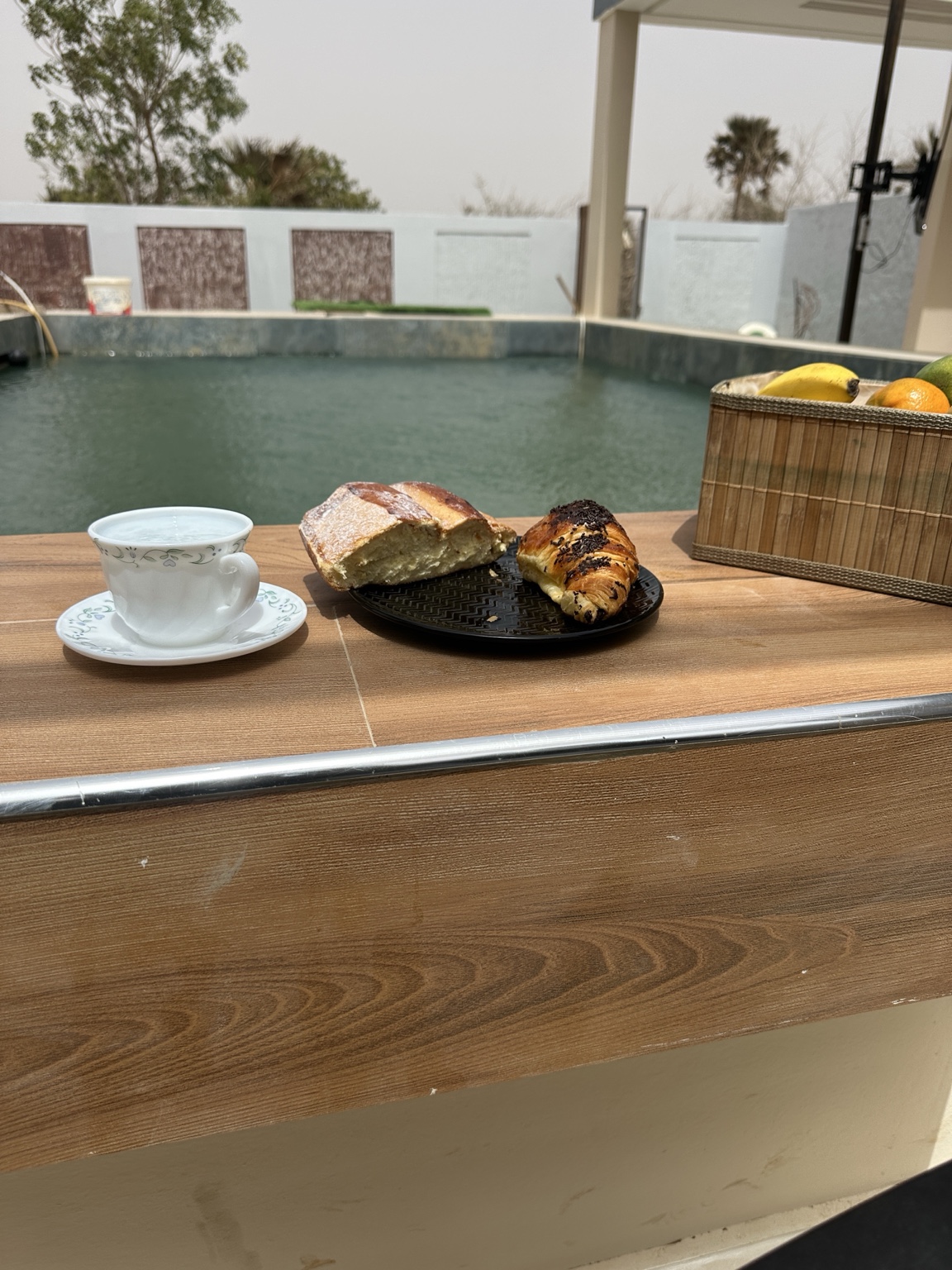 Petit-déjeuner face à la piscine de la villa Orion