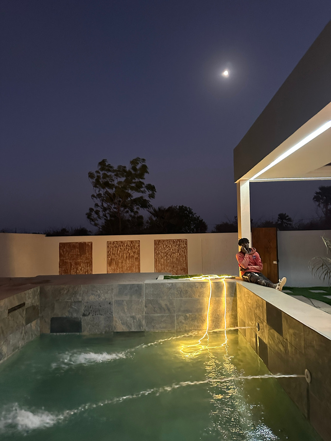 Piscine et terrasse de la Villa Orion au crépuscule