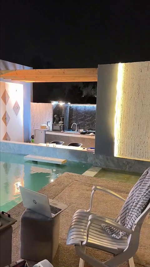 Piscine Orion éclairée la nuit